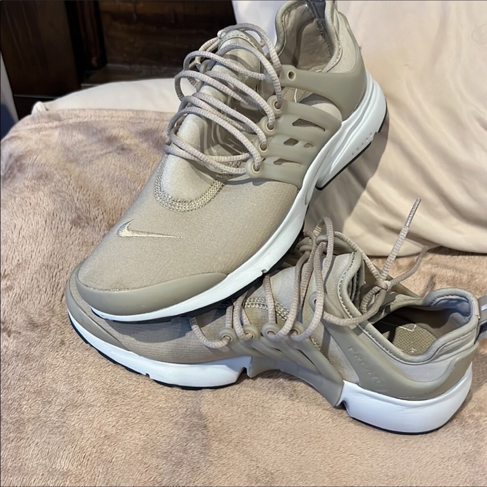 Nike sneakers like new. Size 8.5. No original 📦